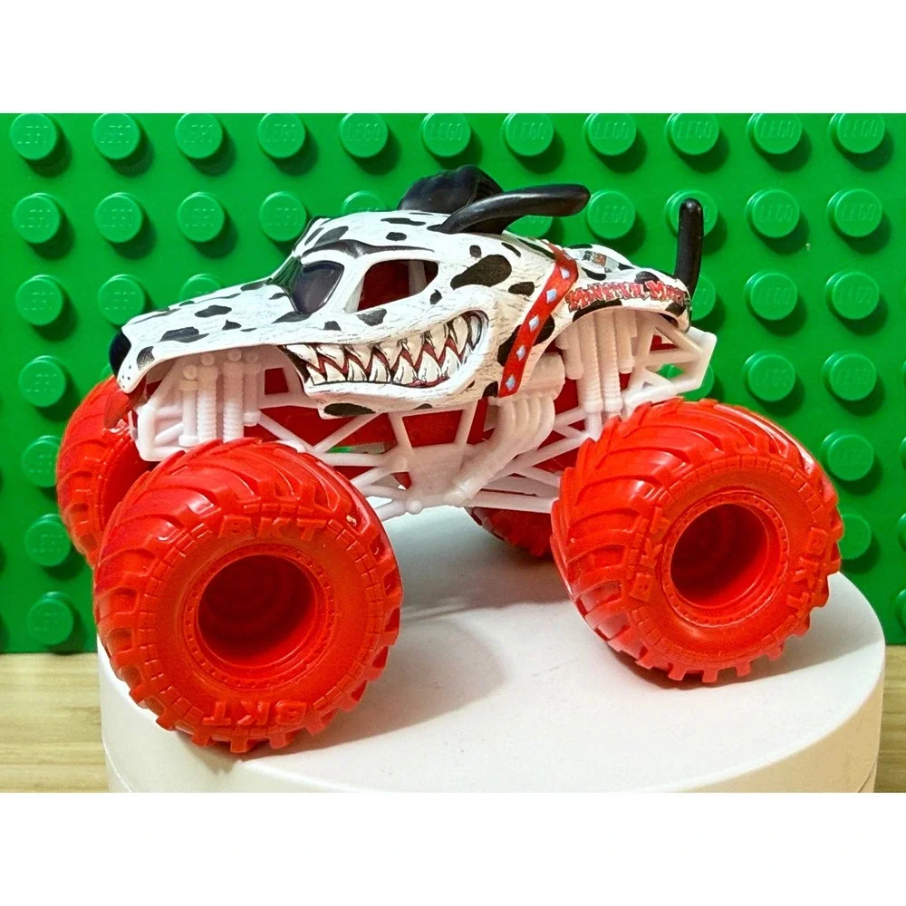 Monster Jam Monster Mutt Dalmatian 1:64 Die-Cast Truck White Red BKT Tires 2023